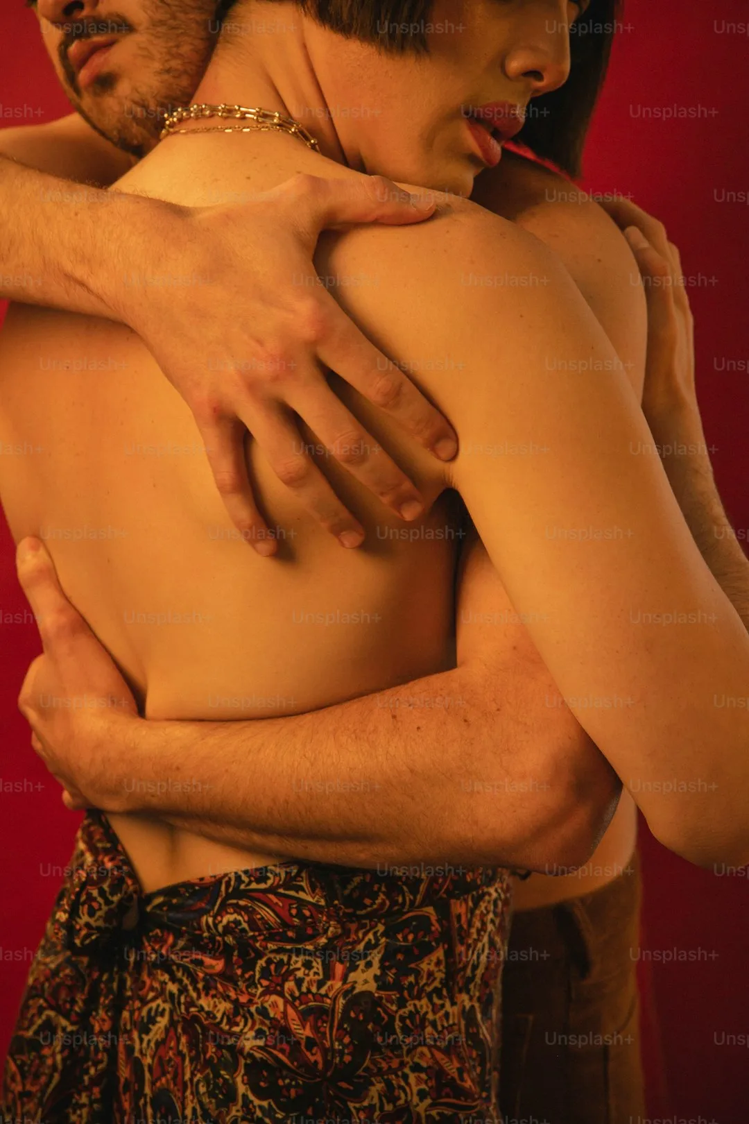 Un couple de personnes qui s’étreignent
