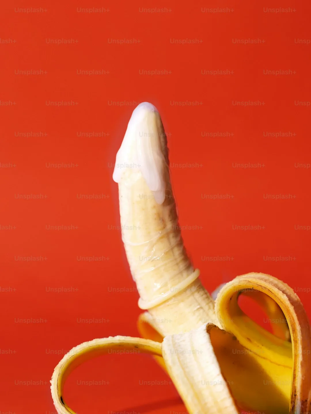 une banane pelée posée sur une table